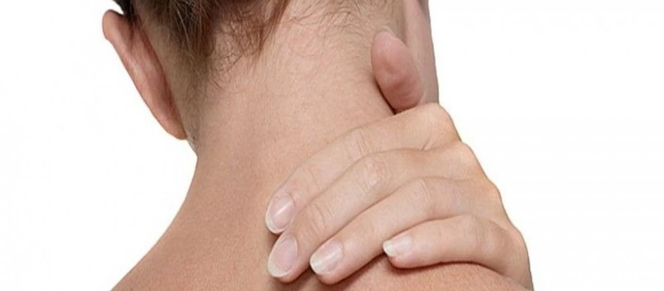 Όλα όσα πρέπει να γνωρίζετε για τον πόνο στον αυχένα - Αιτίες και πότε να συμβουλευτείτε γιατρό